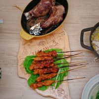 可能是燉小牛膝、烤羊肉串和文字的圖像