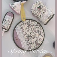 可能是顯示的文字是「 PUblR EOVLS PIIA Spring Jarden PLUM& CHERRY PLUM&CHERRYBLOSSOM BLOSSOM 」的圖像