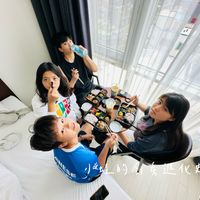 可能是 4 個人和文字的圖像