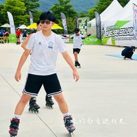 可能是 6 個人、滑板和文字的圖像