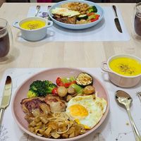 可能是水波蛋、肉排和文字的圖像