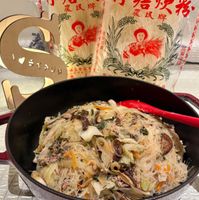 可能是香菇、炒麵、拉麵、麵、豆腐和文字的圖像