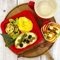 可能是歐姆蛋、蘋果和顯示的文字是「 STAUD STAUD STAUB STAUB 」的圖像
