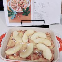可能是牧羊人派、蘋果、水果塔和文字的圖像