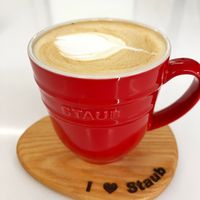 可能是咖啡杯、咖啡和顯示的文字是「 STAUD SHAUD 」的圖像