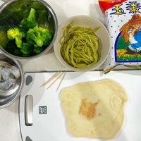 可能是炒麵、豌豆糊、義大利麵、麵、豆腐和文字的圖像