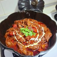 可能是燉小牛膝和文字的圖像