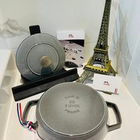 可能是鬆餅機、喇叭和顯示的文字是「 staub C 4E 닭 LMNA MINA staub MADE MADEIN IN 20 1 11/2回t FRANCE 」的圖像