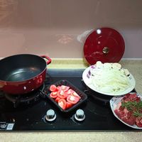 可能是肉排、火鍋和起司火鍋的圖像