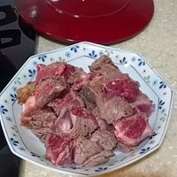 可能是燉小牛膝和肉排的圖像
