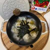 可能是粥、豆腐和顯示的文字是「 6 BNVeS -80 STAUB# #t STAUB STAUB 雅能」的圖像