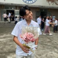 可能是 5 個人和花的圖像