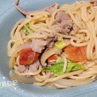 可能是拉麵、義大利麵、麵、炒麵和文字的圖像