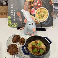 可能是炸丸子、炒飯和文字的圖像