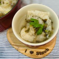 可能是粥、豆腐和顯示的文字是「 Staub 」的圖像