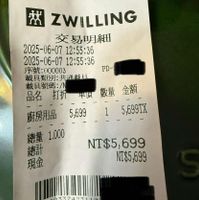 可能是票根和顯示的文字是「 PD- 效 ZWILLING 交易明細 2025-06-0712:55:36 2025-06-07 12:55:36 2025-06-0712:55:36 2025-06-07 12:55:36 序號 序號：000003 載具類別 載具類別：共通哉 共浦哉員 載具號碼：/N 品名折单數重全額 數量金額 金額 品名 打折 单俱 數量 商房品509915,6997X 5,699TX 廚房用品 5,699 総車1,000 總量 1.000 總計 新口 現金 NT$5,699 699 NT$5, 699 990883374231106 」的圖像