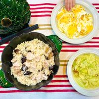 可能是炒飯、豆腐和顯示的文字是「 4 STAUB STA STAOS STADE SUAis 」的圖像
