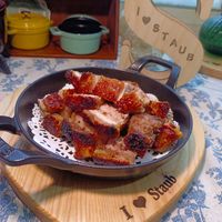 可能是‎巴布卡麵包和‎顯示的文字是「 ‎STAUB STAUB Staub I اکهه 133 33‎ 」‎‎ 的圖像