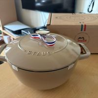 可能是顯示的文字是「 STAUB 」的圖像