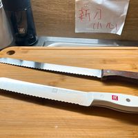 可能是刀和顯示的文字是「新刀 (ハ/心 ۱ 心1 m ZWILLING ZWiL Иpoи ባን 空 ስ 」的圖像