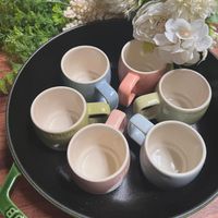 可能是咖啡杯、碗盤架和文字的圖像