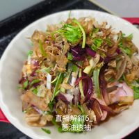 可能是豆腐、拉麵和顯示的文字是「直播解鎖6_1 蔥油透抽」的圖像