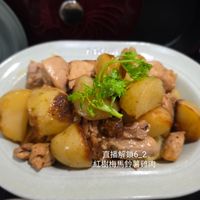可能是豆腐和顯示的文字是「直播解鎖6_2 5_2 紅樹梅馬鈴薯雞肉」的圖像