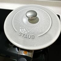 可能是鬆餅機和顯示的文字是「 STAUB INT 」的圖像