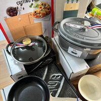 可能是‎顯示的文字是「 ‎ZWILLING ZWILLING ÇUTTING BOARD SET 株 - gauss STAUB ".." ه STAUB eK た3 នាមគ‎ 」‎的圖像