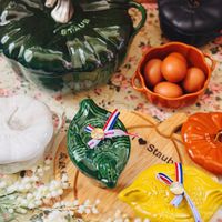 可能是餐巾環、玉米和顯示的文字是「 STAUB TAUB STIAUS STAUP အာ quejs S BADO STAUD Staub e 」的圖像