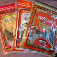 可能是茶、食物和顯示的文字是「金門第一品牌 金門第一品牌 品牌 金門第 金門神定 高坑牛 KOT KUNBE 金門第一品牌 金門特商 高坑 金門第一品牌 金門第 品牌 天内食用発物 金門特產 高坑牛肉乾 JERK 高坑牛肉歌 O KUN 金 高業酒辣味牛肉乾 2백g(020 」的圖像