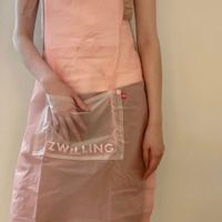 可能是 1 人和顯示的文字是「 ZWALLING 」的圖像