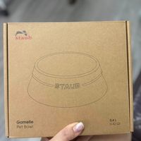 可能是顯示的文字是「 staub STAUB Gamelle Pet PetBowl Bowl 0,4L 0.42 0.42Qt Qt 」的圖像
