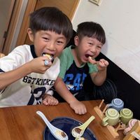 可能是 2 個人、壽司和文字的圖像