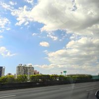 可能是雲、道路和霧的圖像