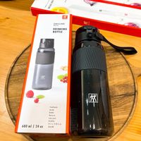 可能是研磨機、咖啡機、泡茶器和顯示的文字是「 6 CNINN 6AЛTOKO 集 RY E BREAD 州 ZWILL ZWILLING DRINKING BOTTLE 康 密 Trinkflesths Geurde Batelle Barrectia iesi Driekfles ドリンクポトル 冷水杯 680 ml 680ml|24oz I 24 oz 」的圖像
