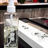 可能是美髮產品、香氛和文字的圖像