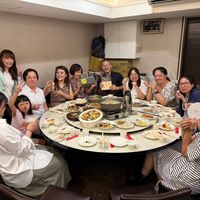 可能是 9 個人、火鍋和起司火鍋的圖像