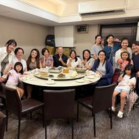 可能是 13 個人、壽司和表格的圖像