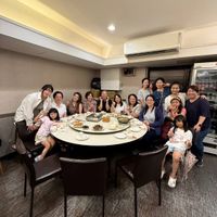 可能是 13 個人、壽司和表格的圖像