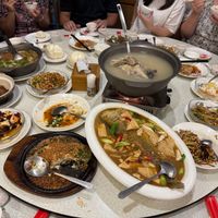 可能是 6 個人、火鍋、炒麵、麵和拉麵的圖像