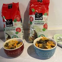 可能是義大利麵和顯示的文字是「 GLLOO Ens MAR GALLO ንዮያናዬ PENT Ensaladas MARGARITAS ARGARITAS TOMALEYESPINACAS A GALLO Ensaladas PAJARITAS CONTONATEYESPINACAS CON WTOMATEY YESPINACAS STAU? 」的圖像