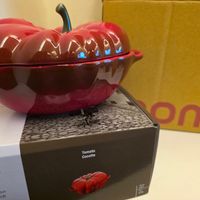 可能是蘋果和顯示的文字是「 staub Tomato Cocotte omo CeramAUB ONSTALIB Céramique 」的圖像