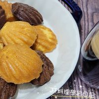 可能是椰子馬卡龍和蛋糕的圖像