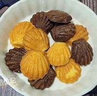 可能是餅乾、薄脆餅乾和椰子馬卡龍的圖像