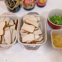 可能是豆腐、麵、拉麵和文字的圖像