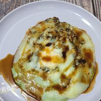 可能是歐姆蛋、牧羊人派、蛋黃、水波蛋和文字的圖像