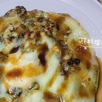 可能是水波蛋、歐姆蛋、牧羊人派和蛋黃的圖像