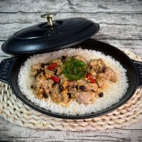 可能是西班牙大鍋飯和豆腐的圖像