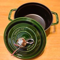 可能是顯示的文字是「 แม STAUR COCOTTE LA STAUB STAUB 」的圖像